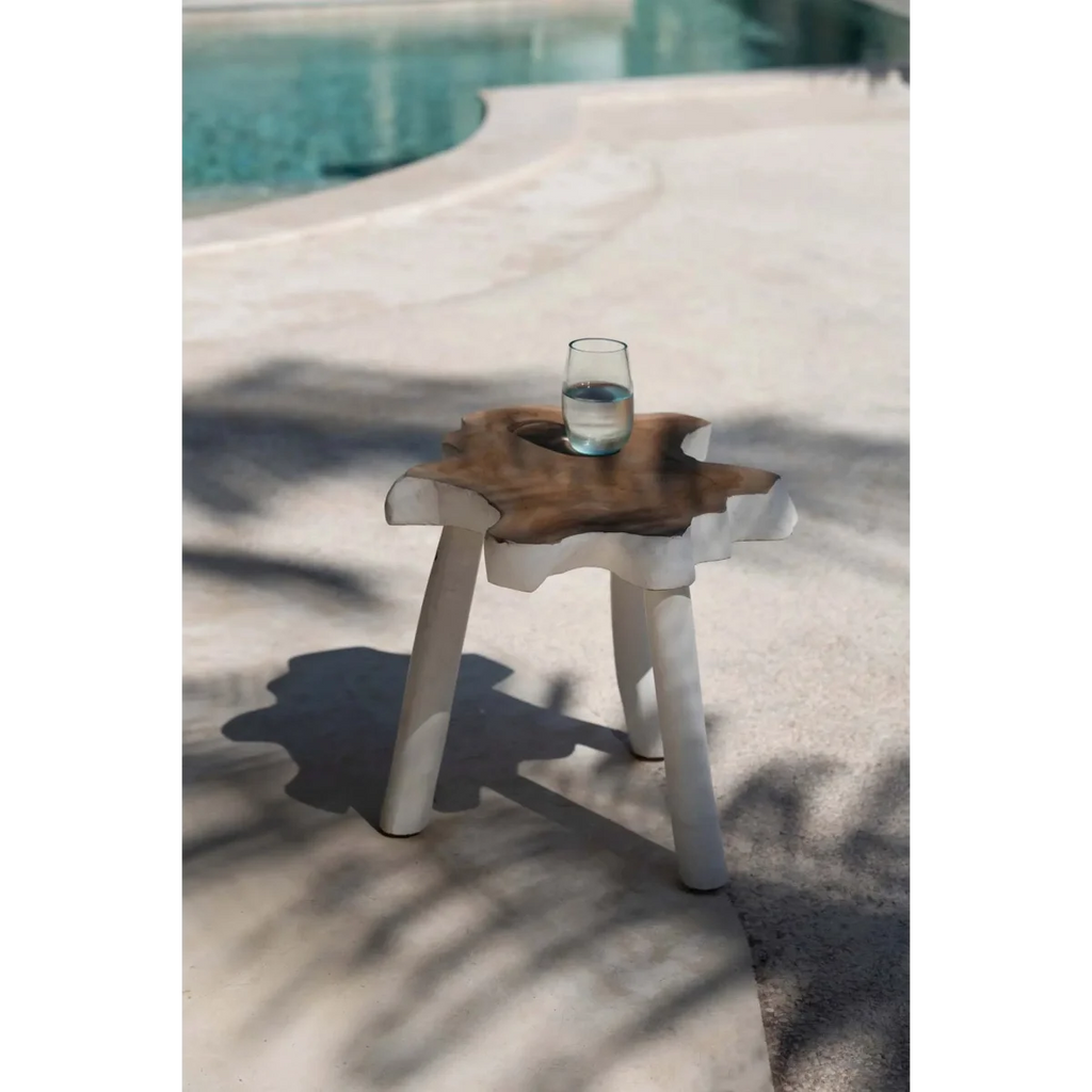 Table dappoint en teck naturel avec jambes courbes et finition bois organique