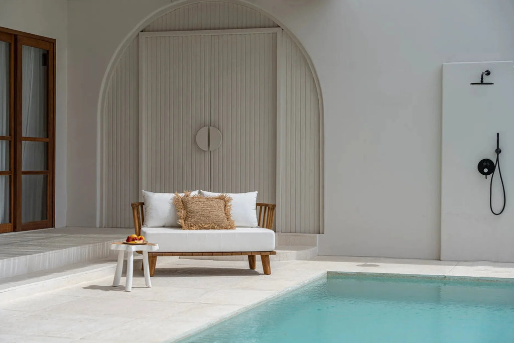 Chaise longue en bois blanc avec coussins blancs et coussin en jute tissé