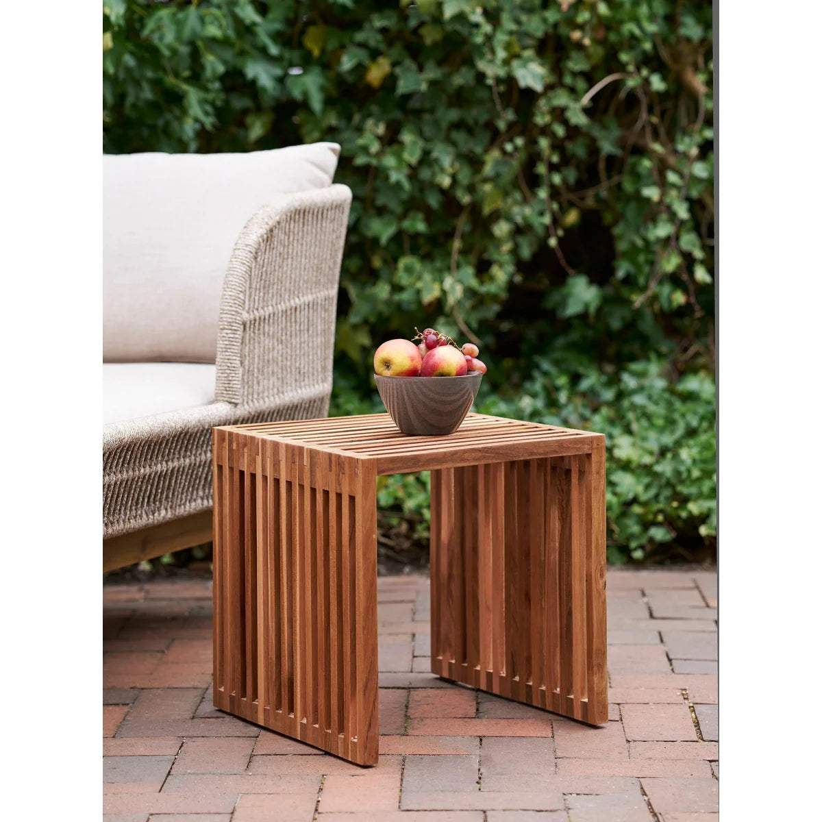 Table d’appoint en teck naturel 40x40 cm bois carré à lattes verticales