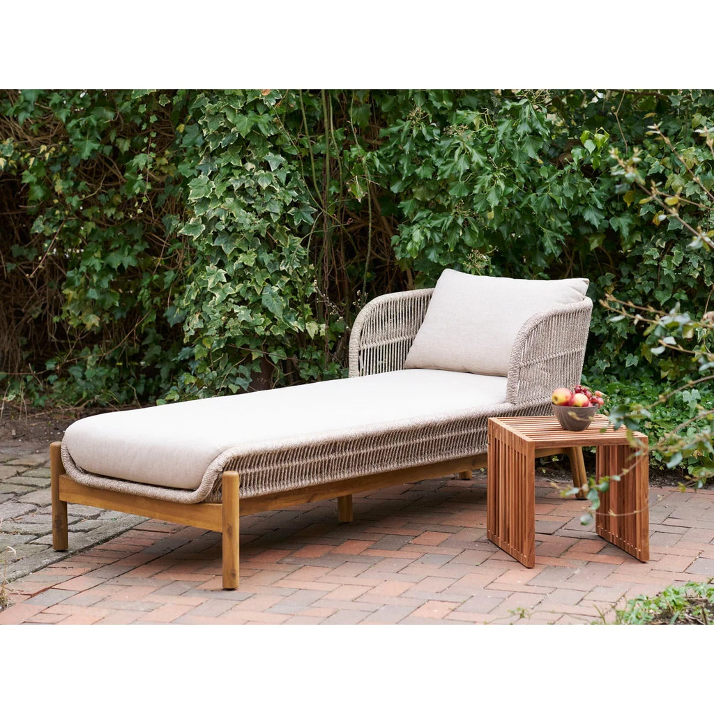 Chaise longue en rotin beige avec cadre bois et table d’appoint en teck 40x40 cm