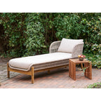 Chaise longue en rotin beige avec cadre bois et table d’appoint en teck 40x40 cm
