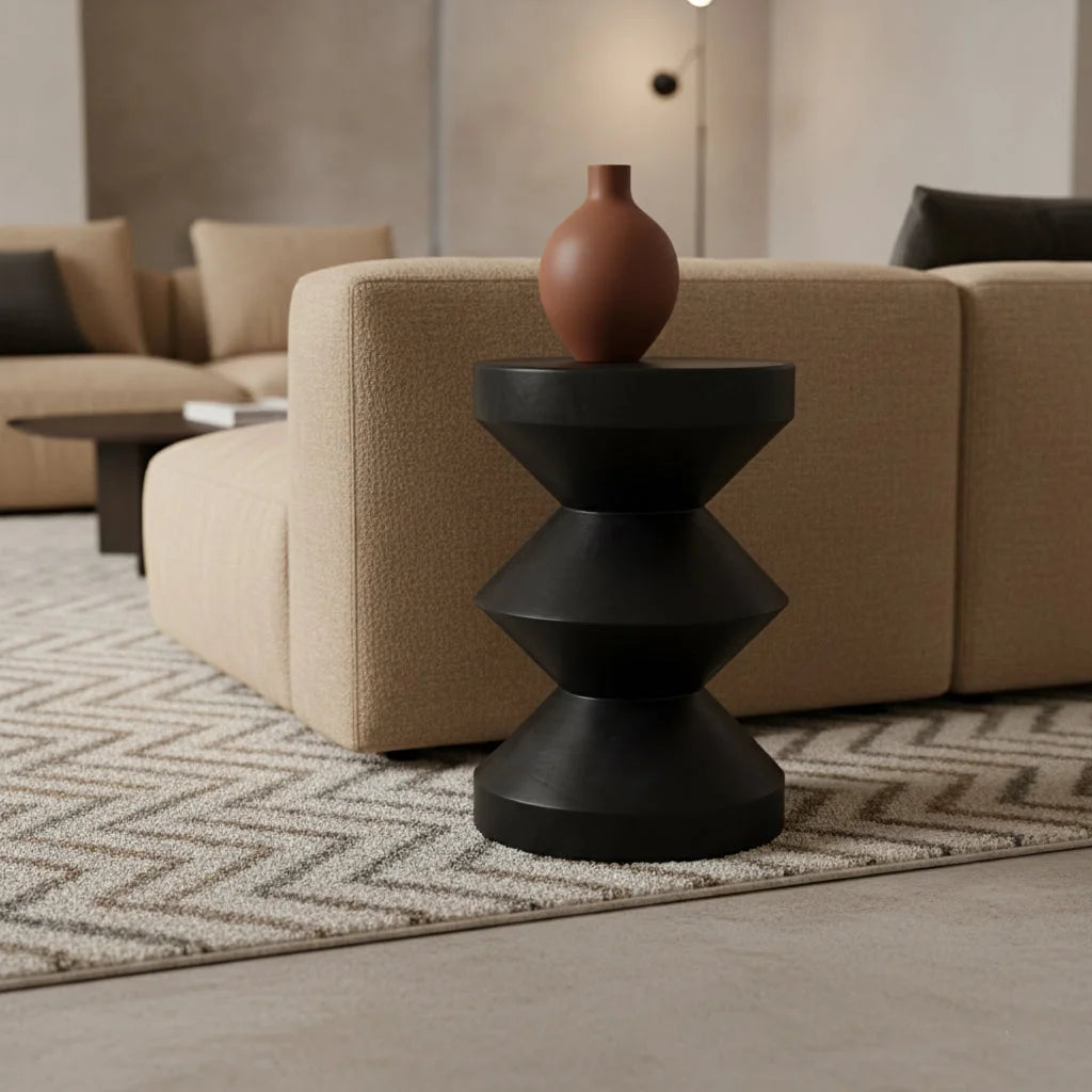 Table d’appoint en teck noir forme sablier sculptée, H45 cm