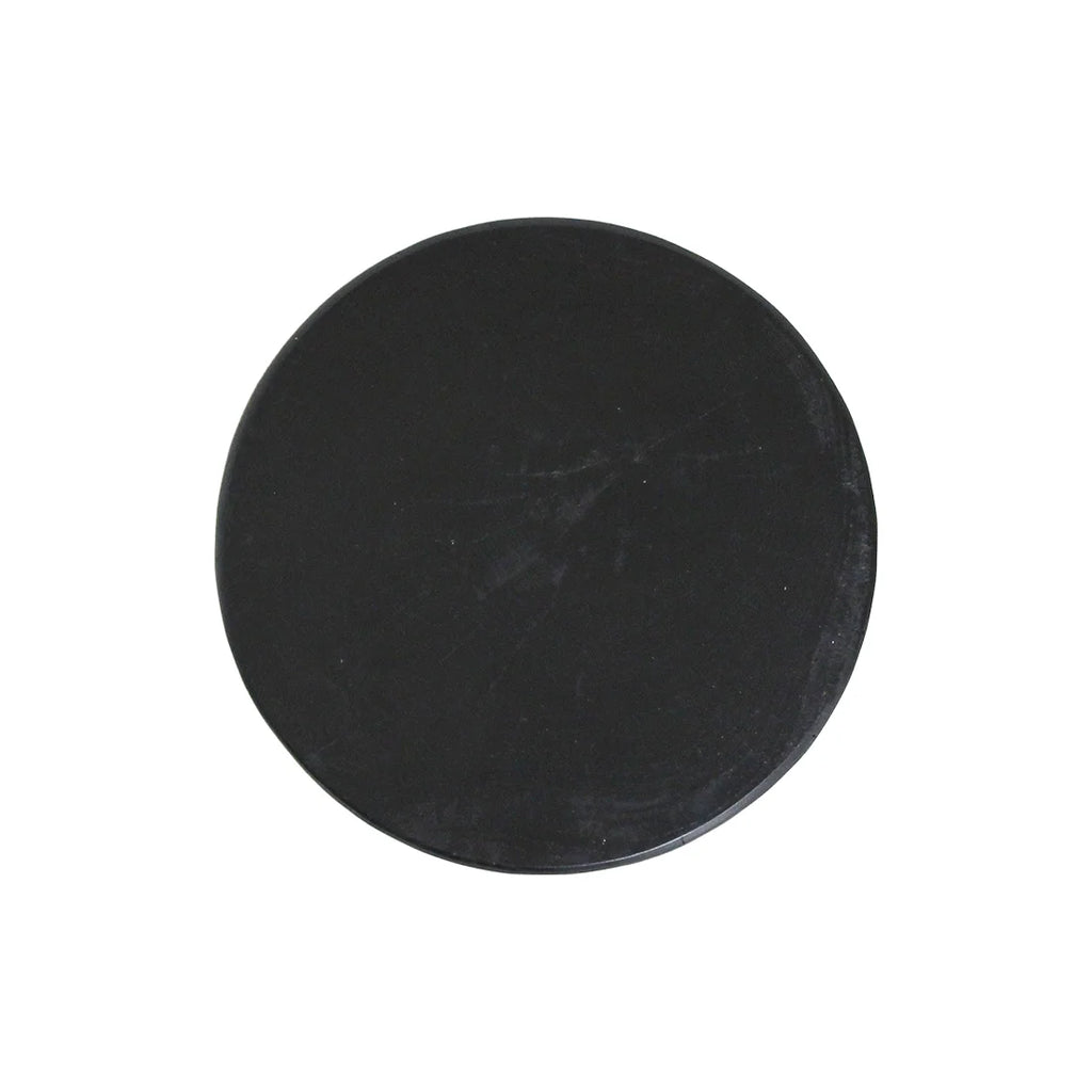 Palet de hockey noir lisse et usé sur table d’appoint en teck noir forme sablier H45 cm