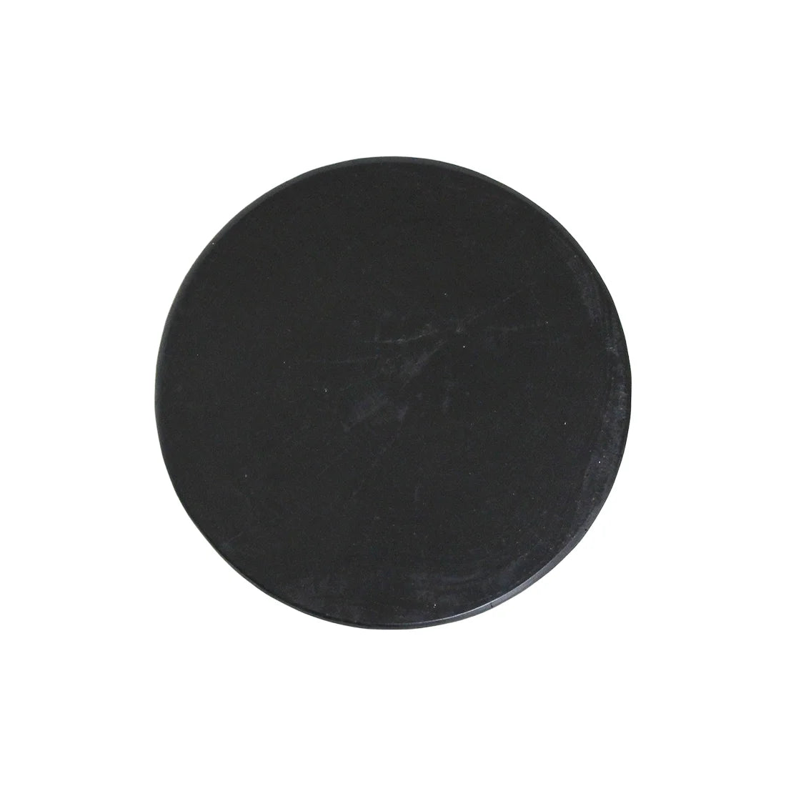 Palet de hockey noir lisse et usé sur table d’appoint en teck noir forme sablier H45 cm