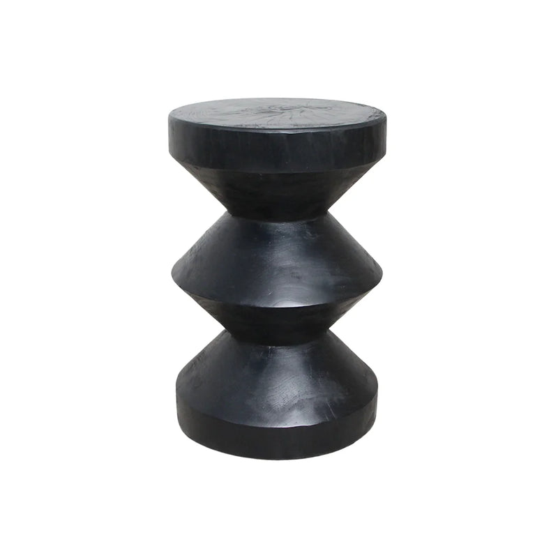 Table d’appoint en teck noir forme sablier sculptée – H45 cm