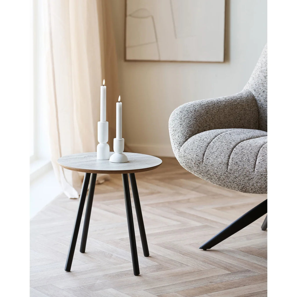 Table d’appoint minimaliste ronde en bois clair et pieds noirs coniques
