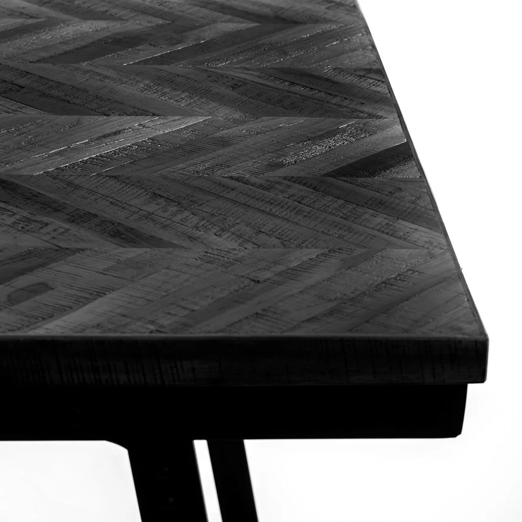 Table en bois à chevrons noir de 140cm pour une décoration élégante