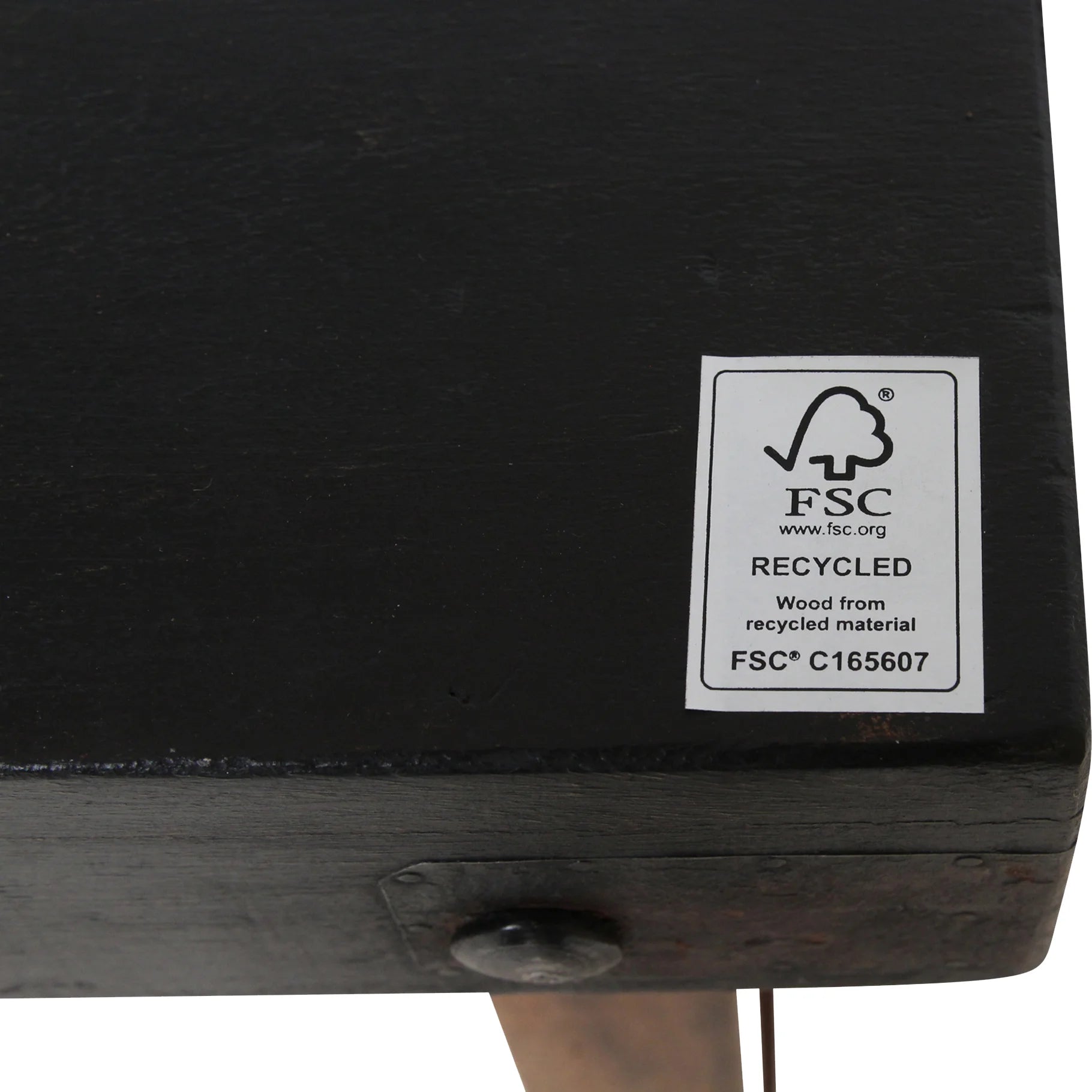 Boîte en bois noir avec étiquette FSC recyclée sur table pliante 170x40 cm