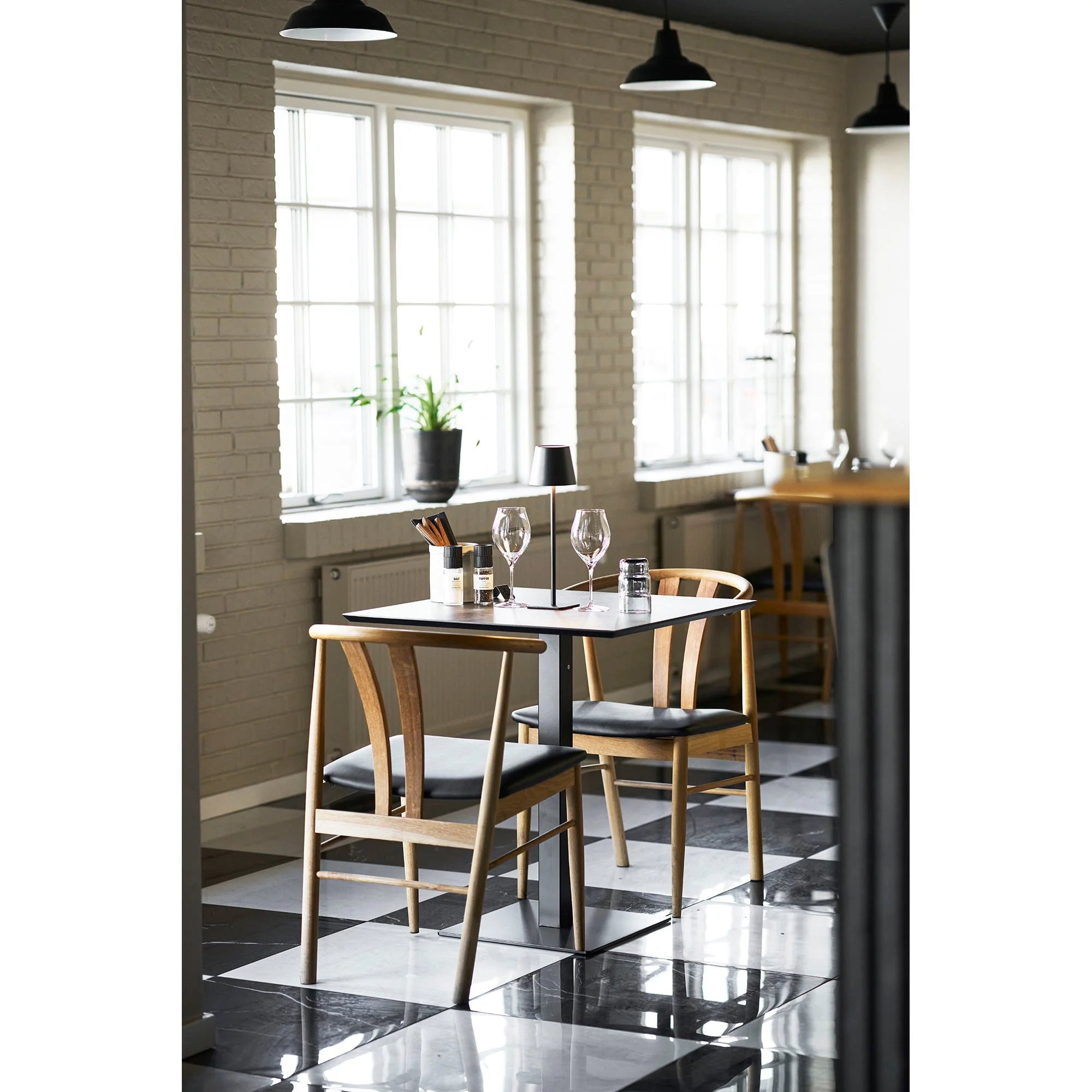 Table rectangulaire 70x70 cm effet pierre foncée pied métal noir