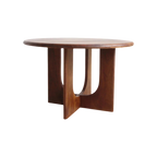 Table ronde en bois massif brun avec pieds en U sculpturaux, Ø120 cm