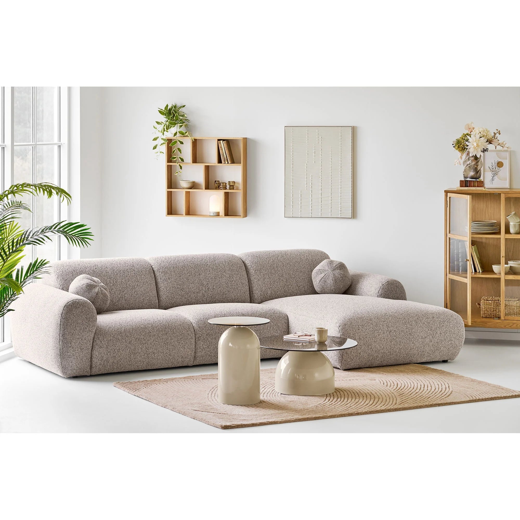 Canapé sectionnel en tissu beige texturé avec accoudoirs ronds