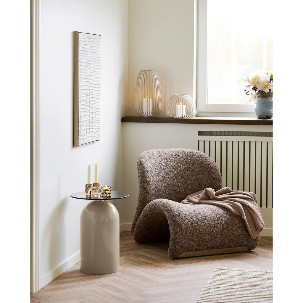 Fauteuil beige texturé au design sculpté cosy en tissu doux
