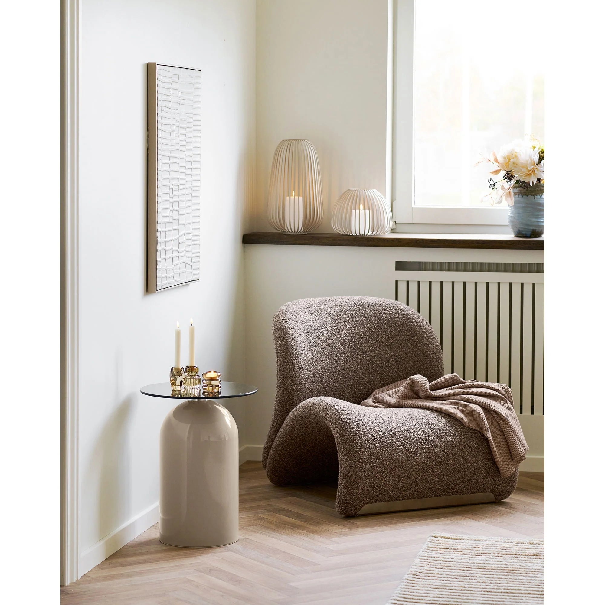 Fauteuil beige texturé au design sculpté cosy en tissu doux