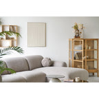 Canapé sectionnel en tissu gris texturé avec coussin rond gris