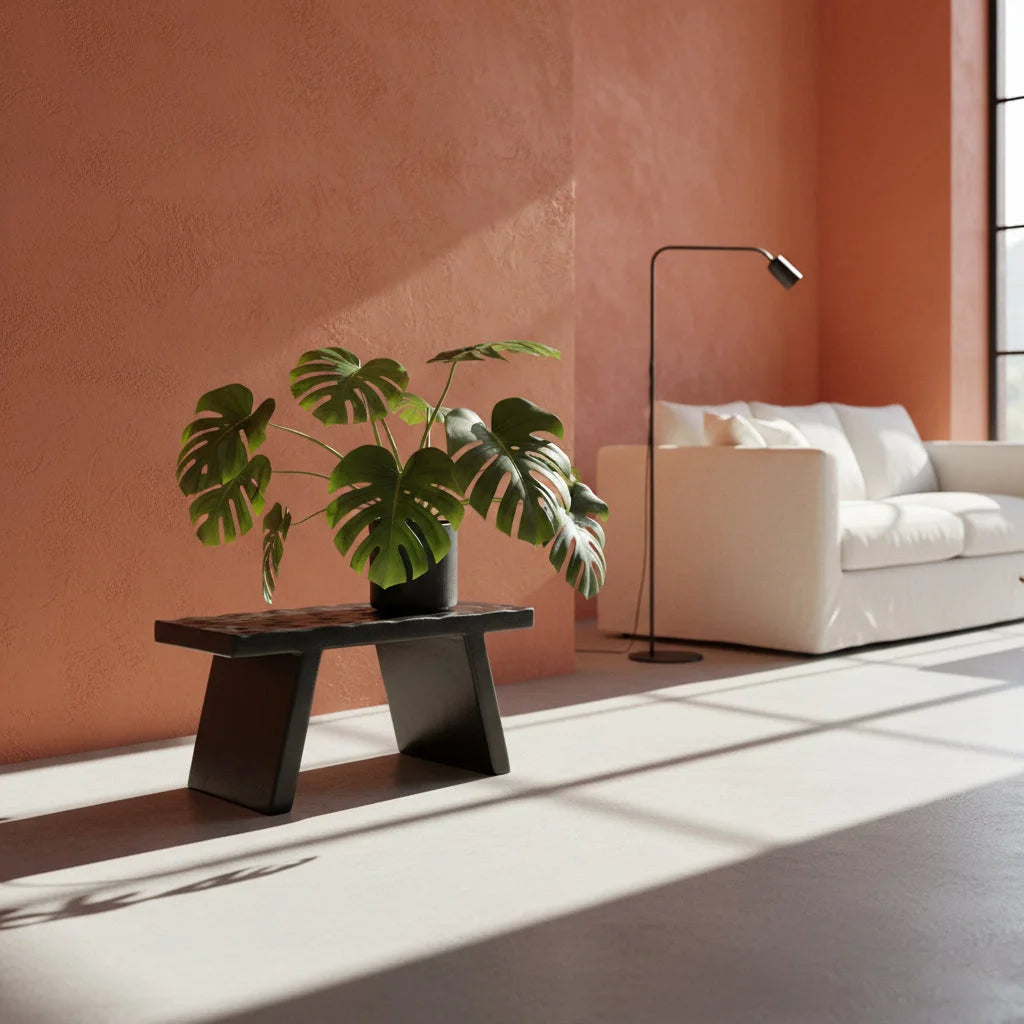 Tabouret artisanal en bois de manguier noir 40x25 cm avec monstera verte