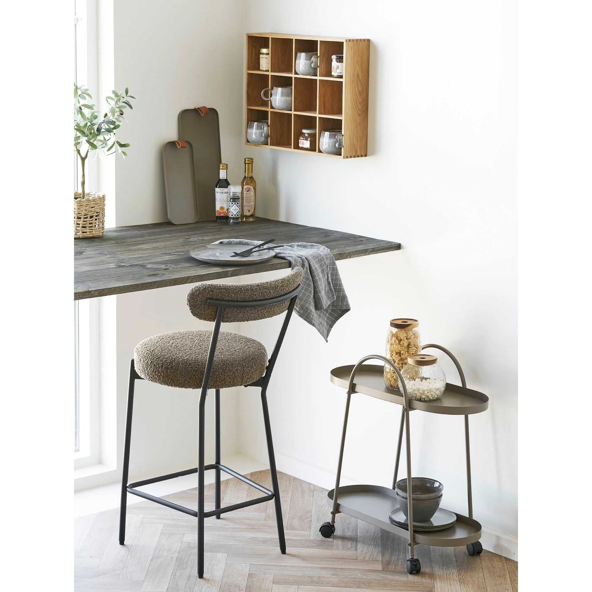 Tabouret de bar en bouclé taupe avec dossier arrondi et pieds en métal noir