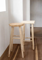 Deux tabourets de bar en bois clair pour la décoration intérieure