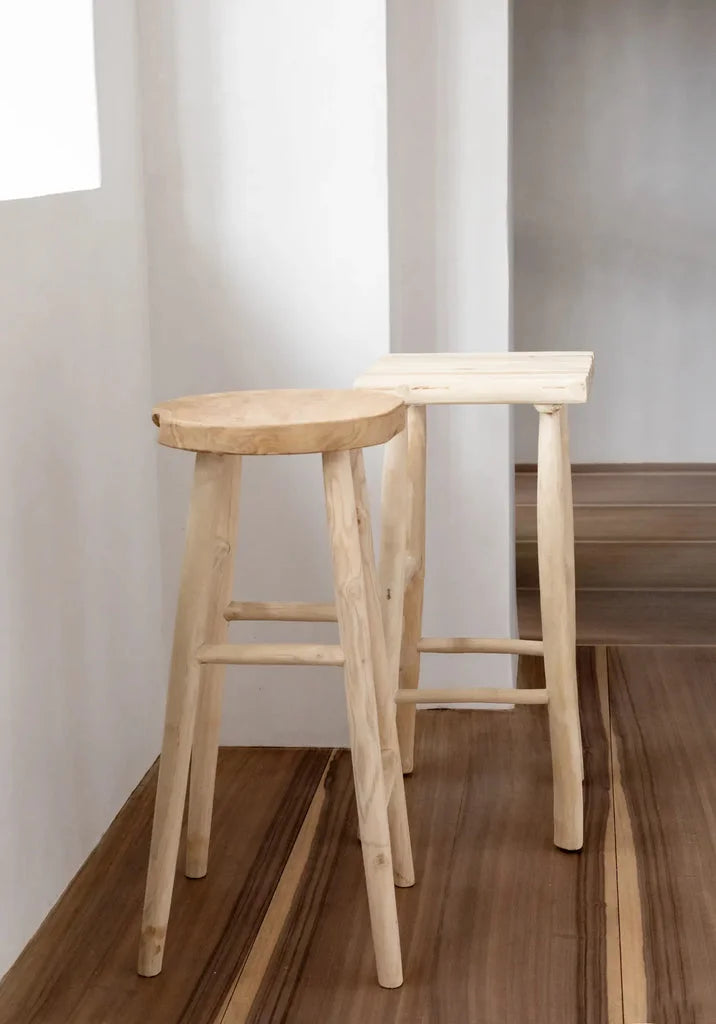Deux tabourets de bar en bois clair pour la décoration intérieure