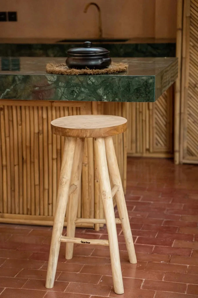 Tabouret de bar Kedut en bois naturel avec assise ronde pour décoration intérieure