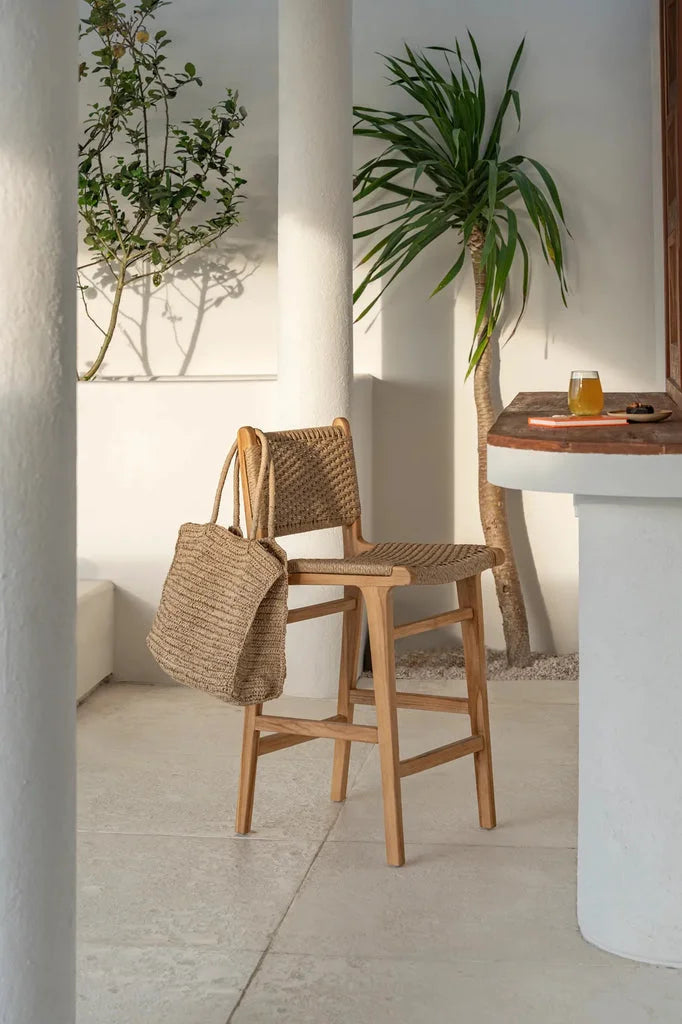 Tabouret de bar Meno en extérieur avec assise en osier et sac en paille