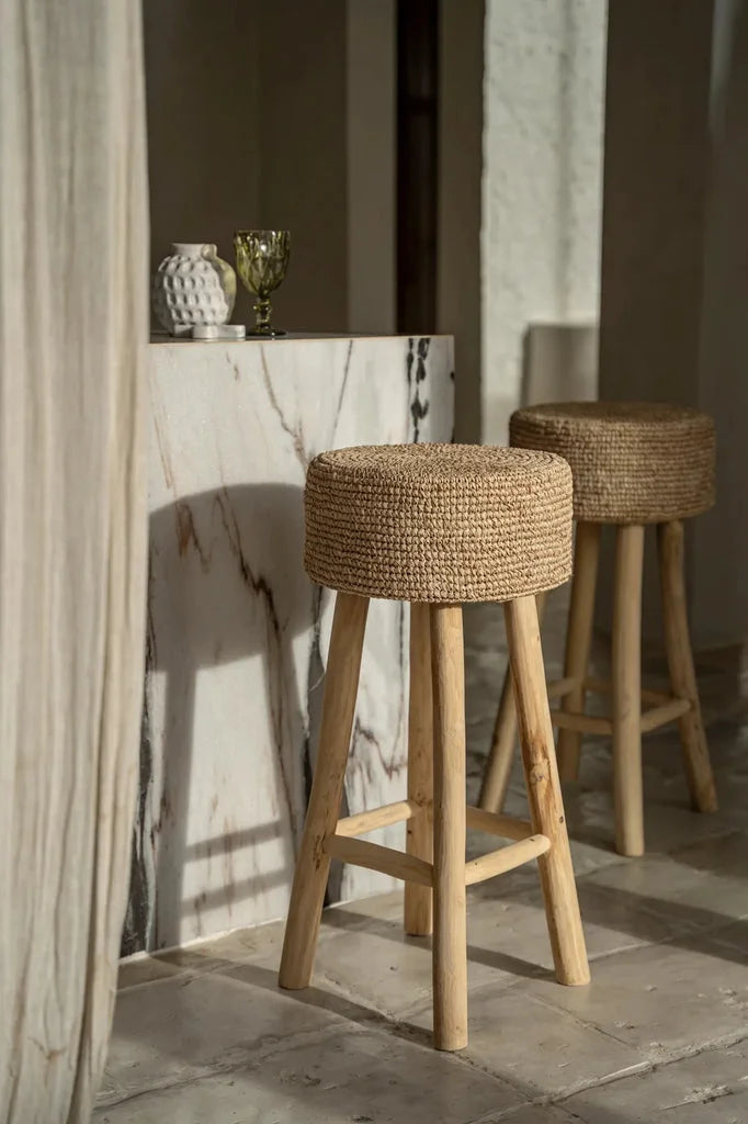 Tabouret de bar en raphia avec siège tissé en bois, style contemporain