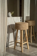Tabouret de bar en raphia avec siège tissé en bois, style contemporain