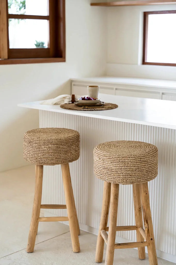 Tabouret de bar en raphia avec deux sièges tissés pour une décoration naturelle