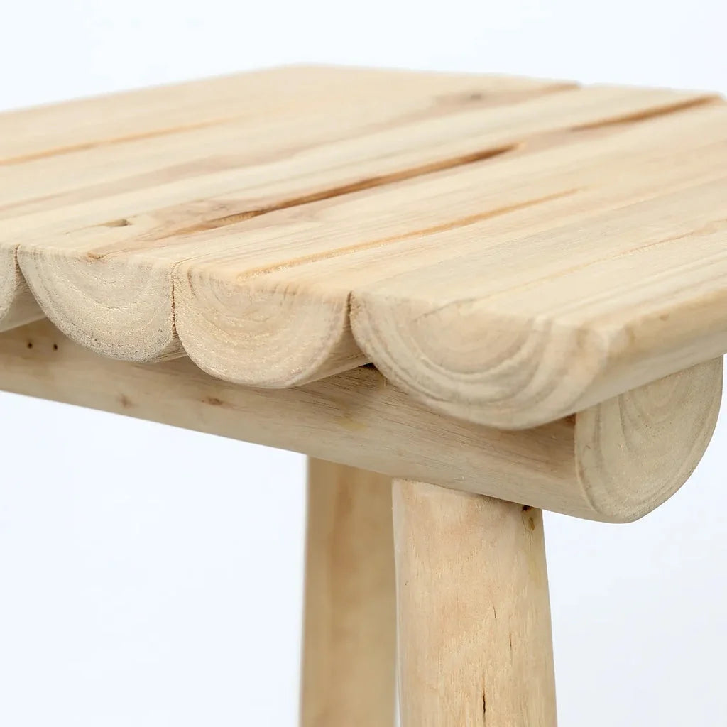 Tabouret de bar en bois avec bord scallopé, Le Tabouret de Bar The Island Naturel