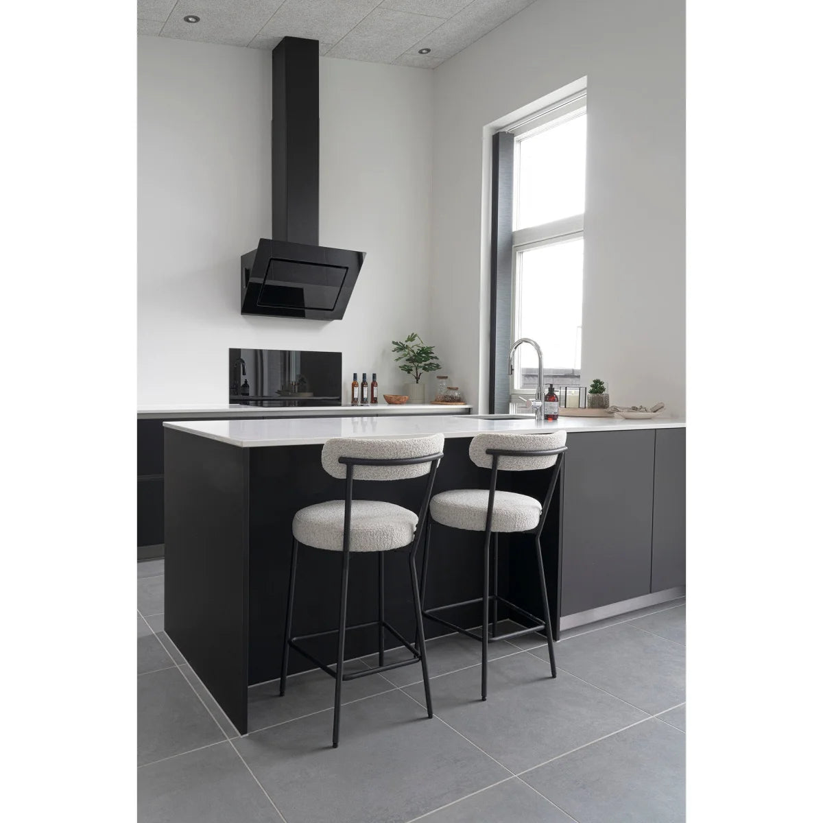 Tabouret de bar en tissu bouclé blanc sur structure métal noir H65 cm