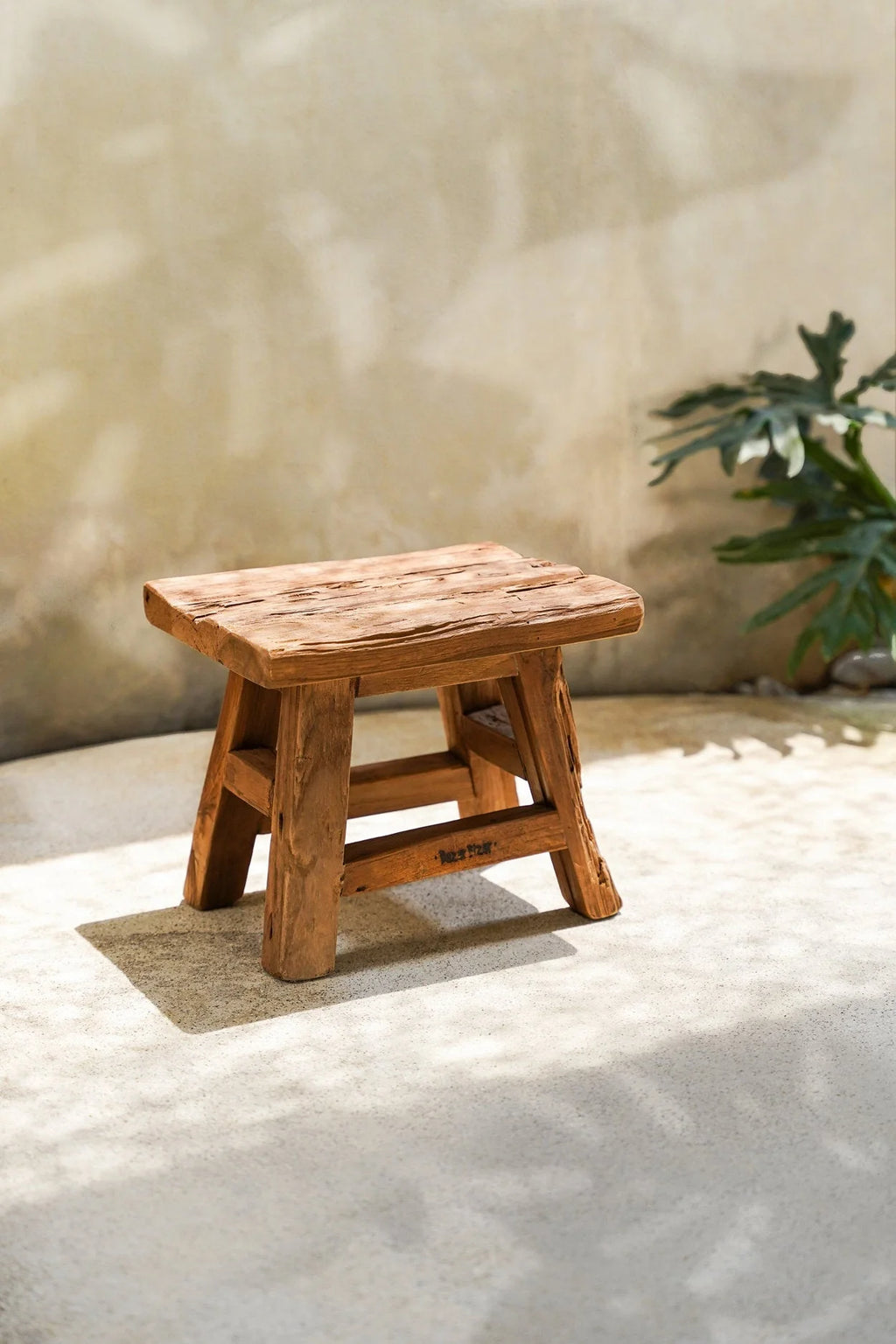 Tabouret bas rectangulaire en teck recyclé avec dessus en bois brut naturel