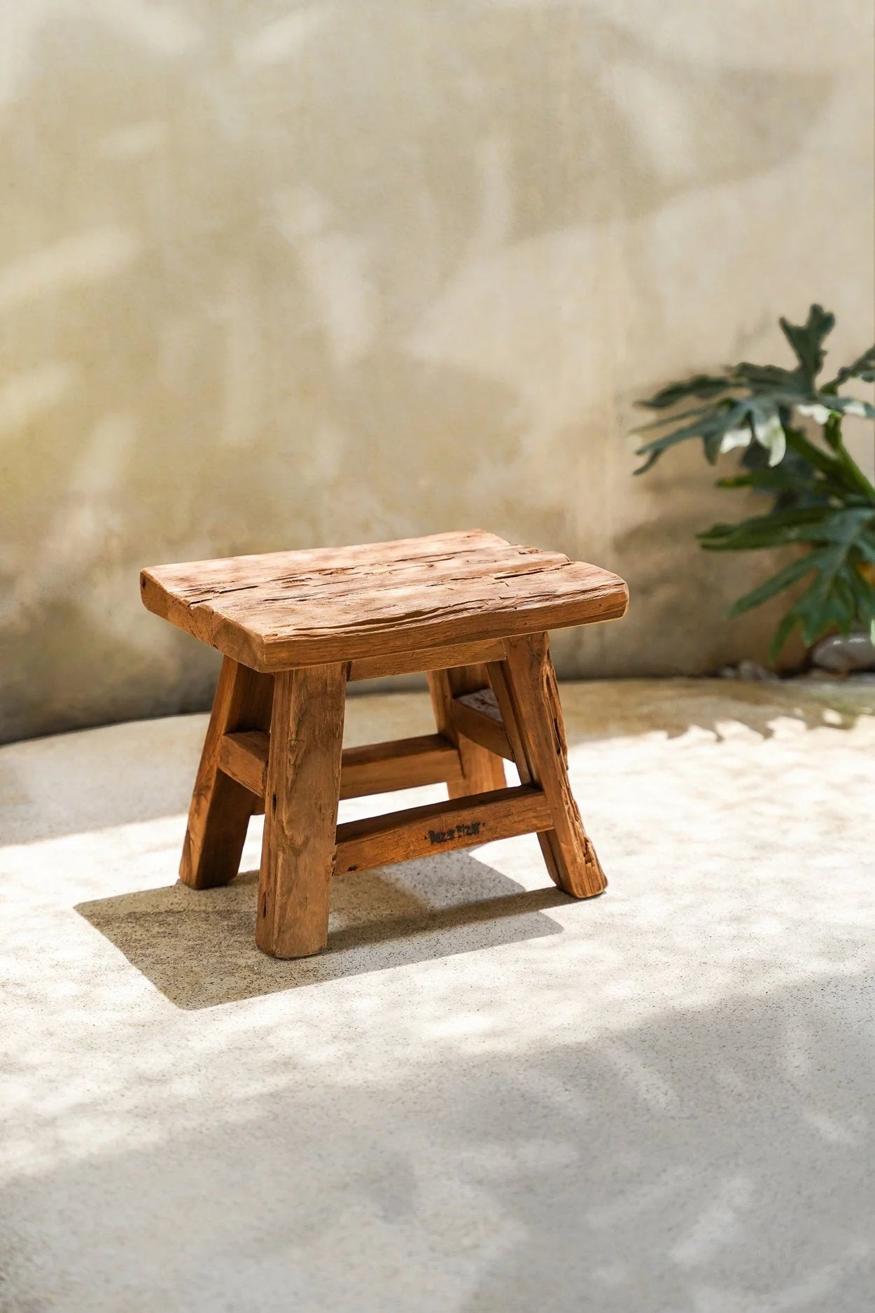 Tabouret bas rectangulaire en teck recyclé avec dessus en bois brut naturel