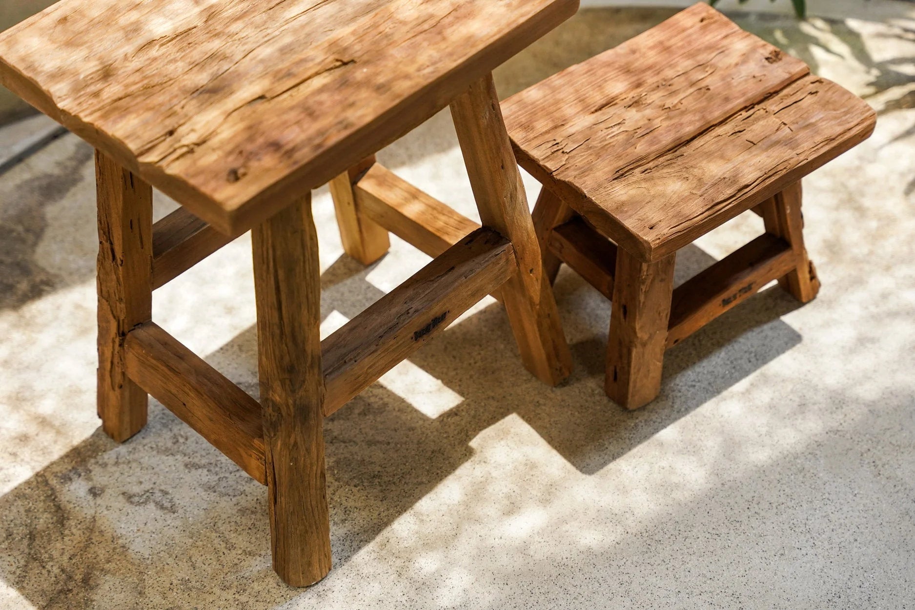 Tabouret bas rectangulaire en teck recyclé avec grain et nœuds visibles