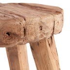 Tabouret rond en bois massif naturel avec grain visible et imperfections artisanales