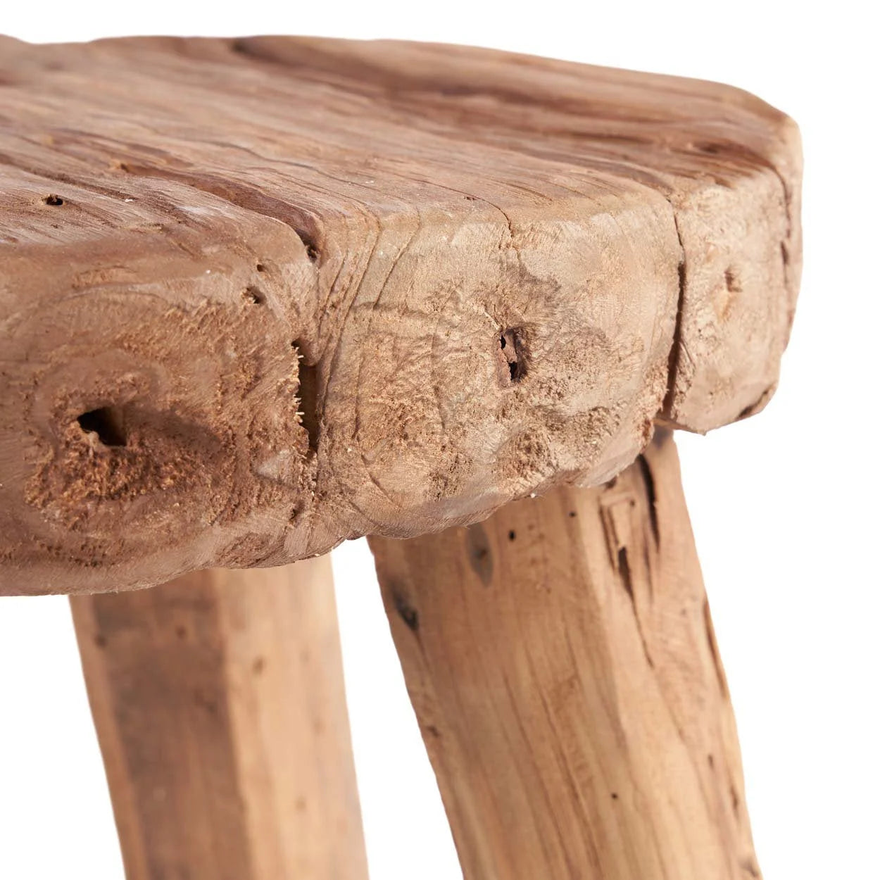 Tabouret rond en bois massif naturel avec grain visible et imperfections artisanales