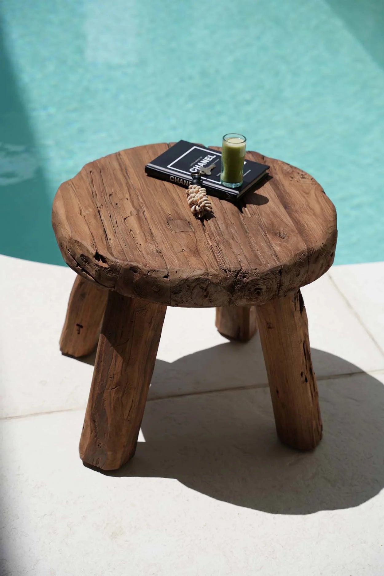 Tabouret bas rond en bois massif naturel artisanal avec trois jambes épaisses