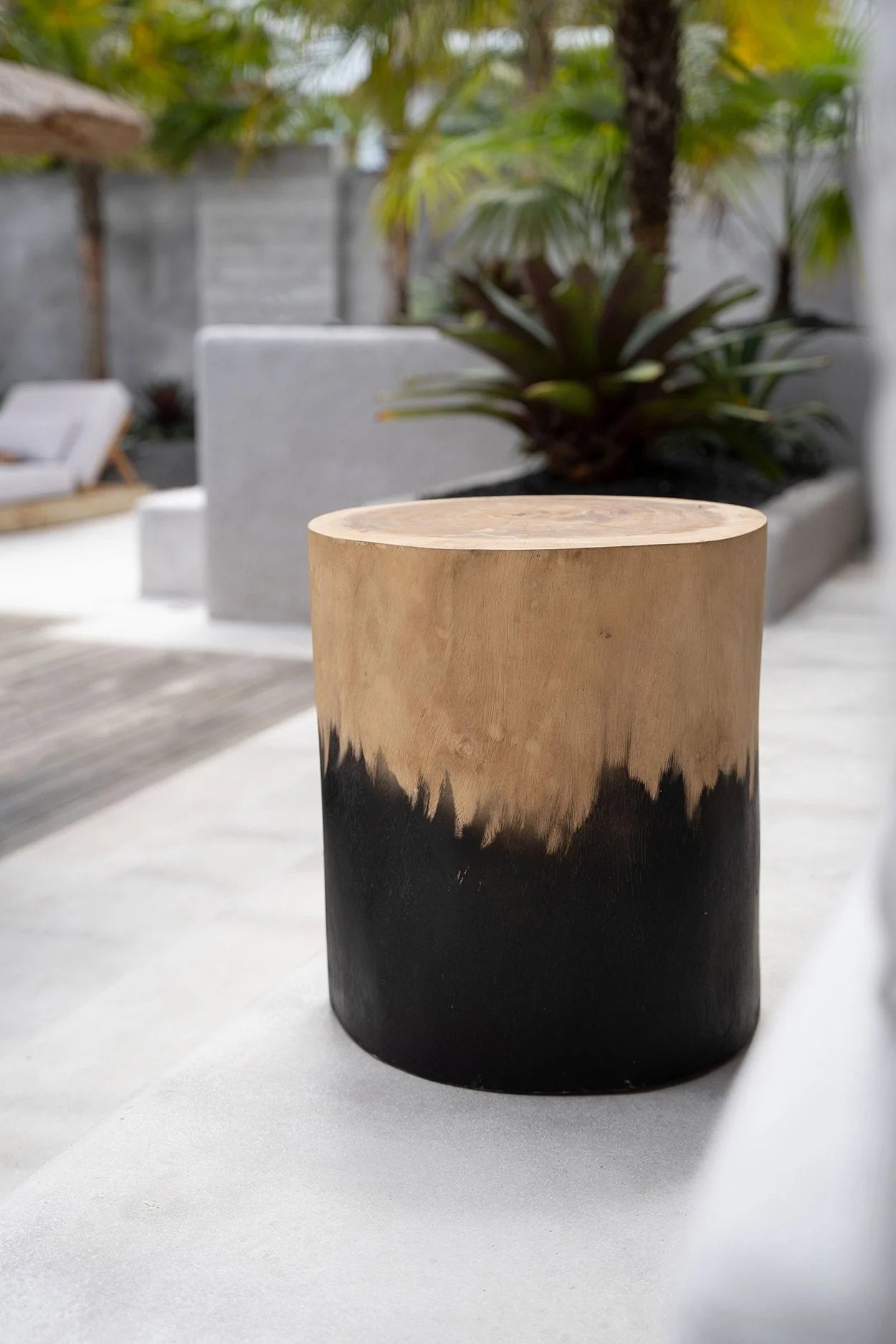 Tabouret en bois de suar bicolore noir et naturel cylindrique H45 cm