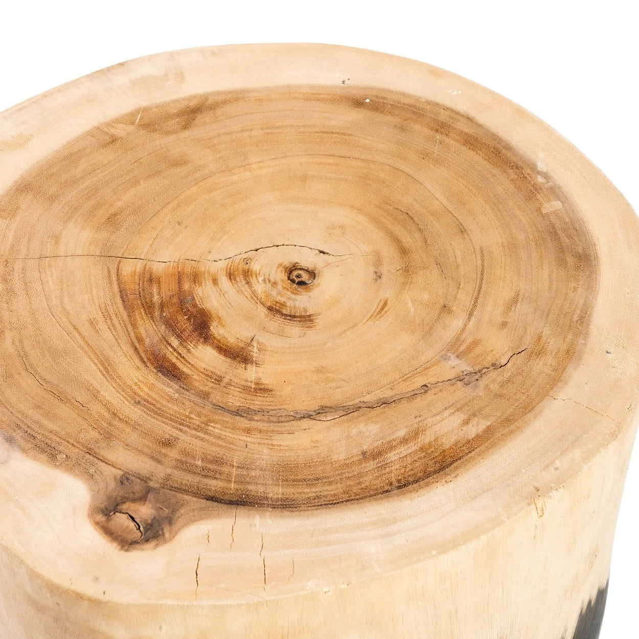 Tabouret en bois de suar bicolore noir et naturel en forme de tronc d’arbre