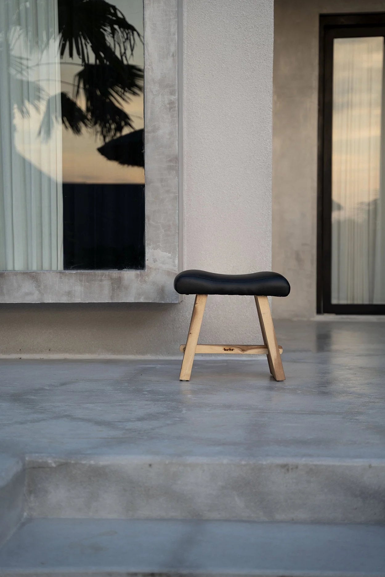 Tabouret en bois suar et cuir noir mat pour intérieur – 50x30 cm