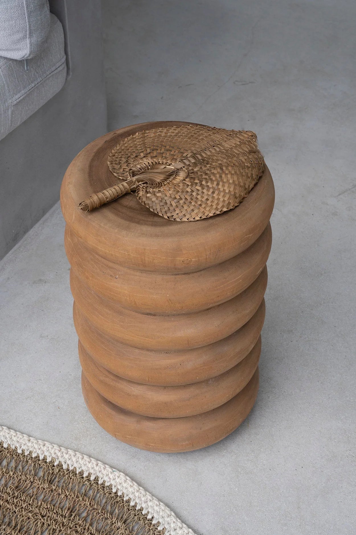 Tabouret en bois de suar finition naturelle forme cylindrique – H45 cm