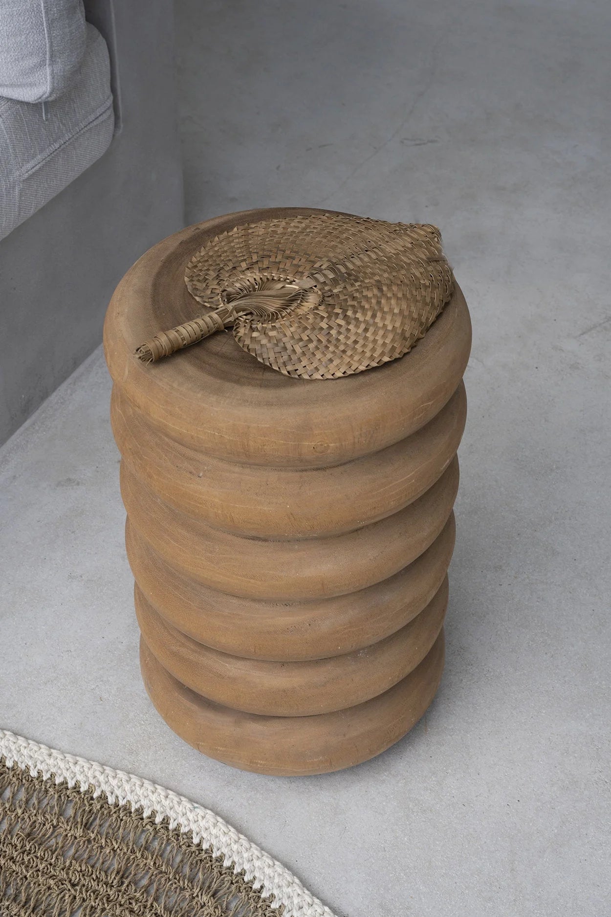 Tabouret en bois de suar finition naturelle forme cylindrique – H45 cm