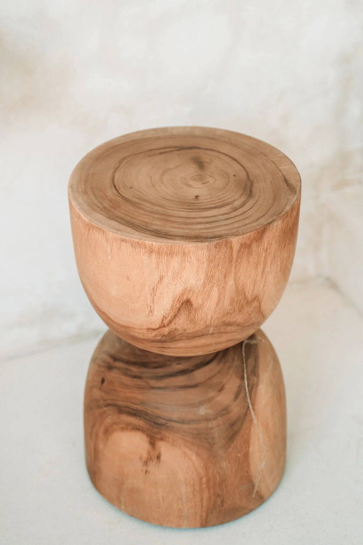 Tabouret en bois suar massif en forme de sablier finition miel, H45 cm