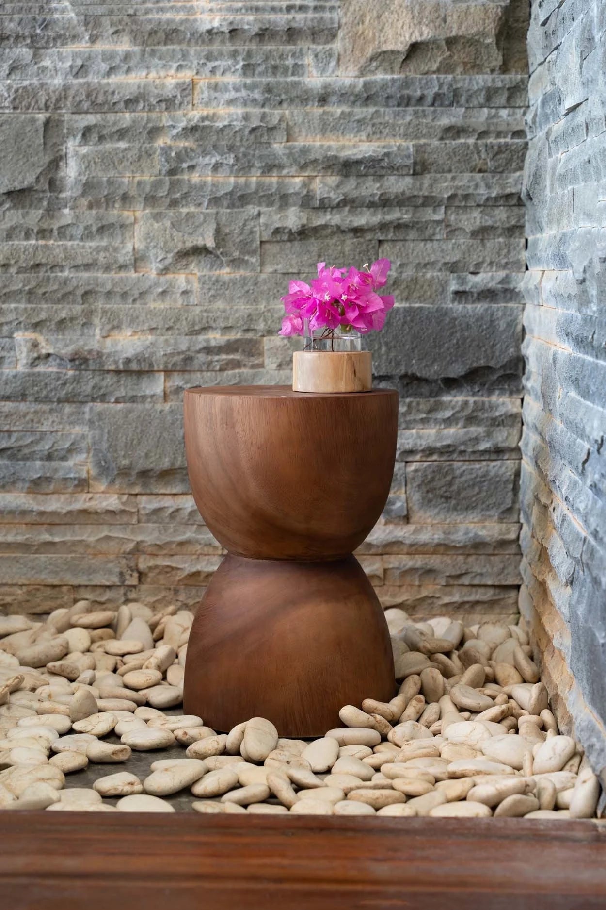 Tabouret en bois suar massif en forme d sablier avec vase de fleurs roses miel
