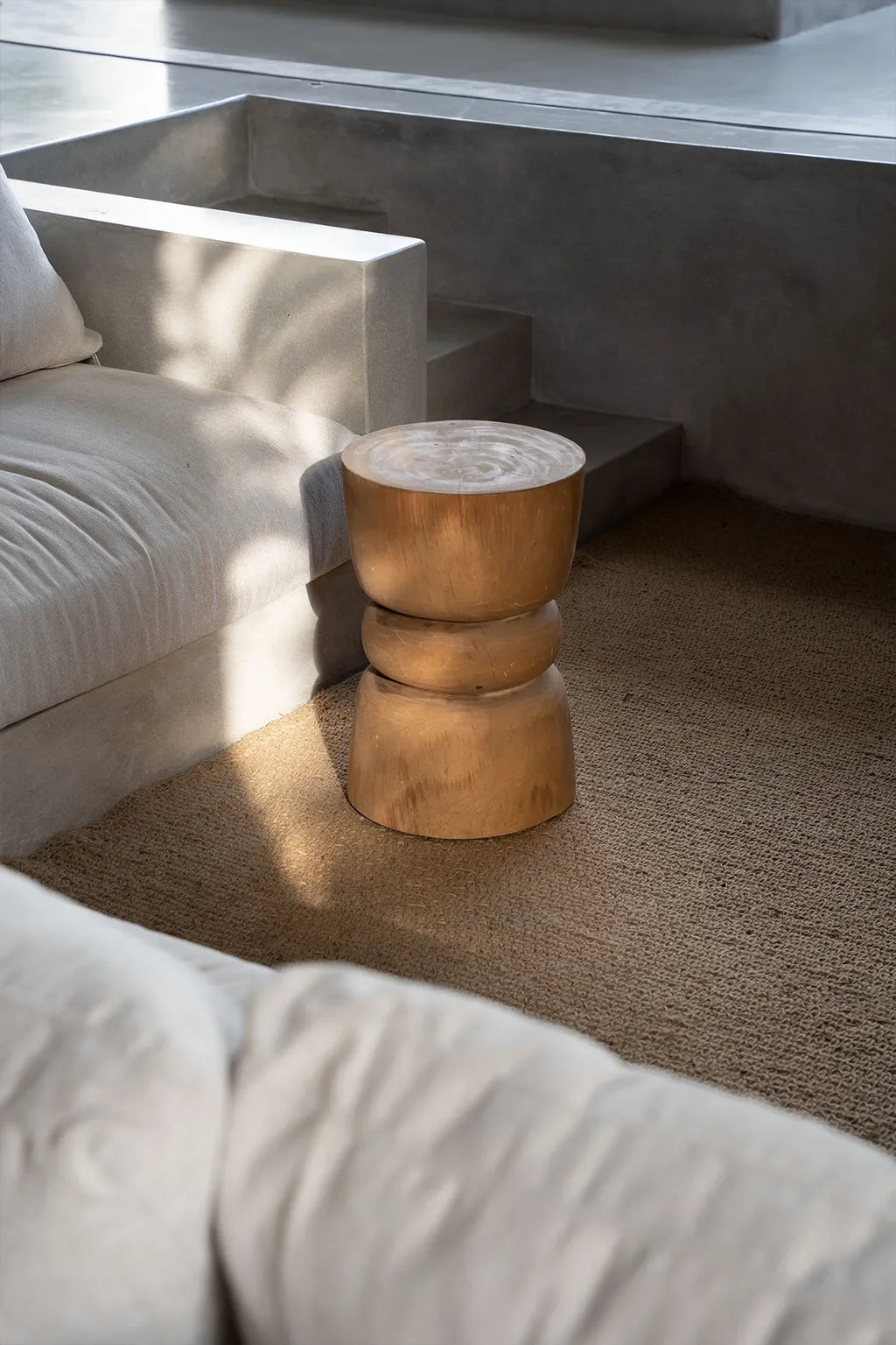 Table d’appoint en bois de suar naturel en forme de sablier fait main