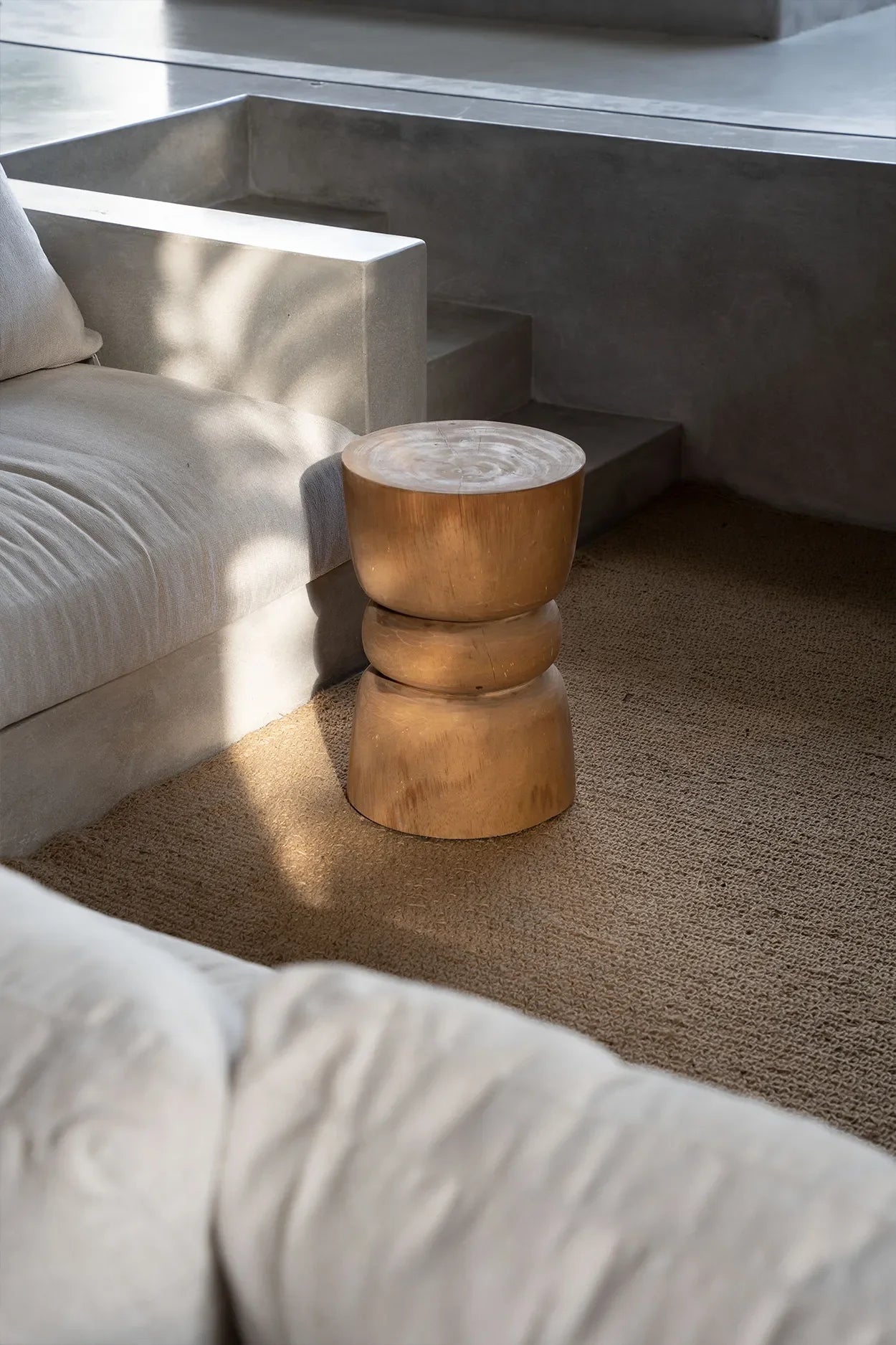 Table d’appoint en bois de suar naturel en forme de sablier fait main