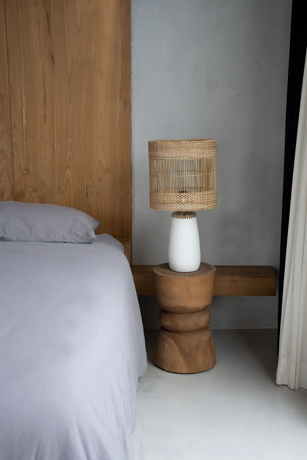 Lampe tissée sur vase blanc sur support en bois de suar naturel 45 cm fait main