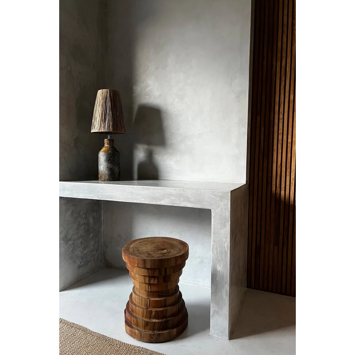 Tabouret en bois de suar naturel forme cylindrique empilée – H45 cm