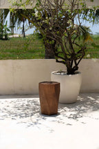 Tabouret en bois de suar naturel forme géométrique 46 cm