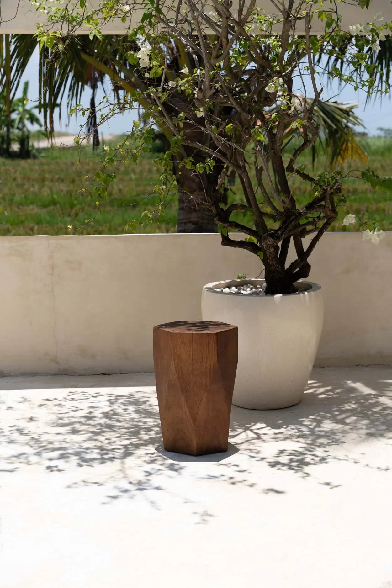 Tabouret en bois de suar naturel forme géométrique 46 cm