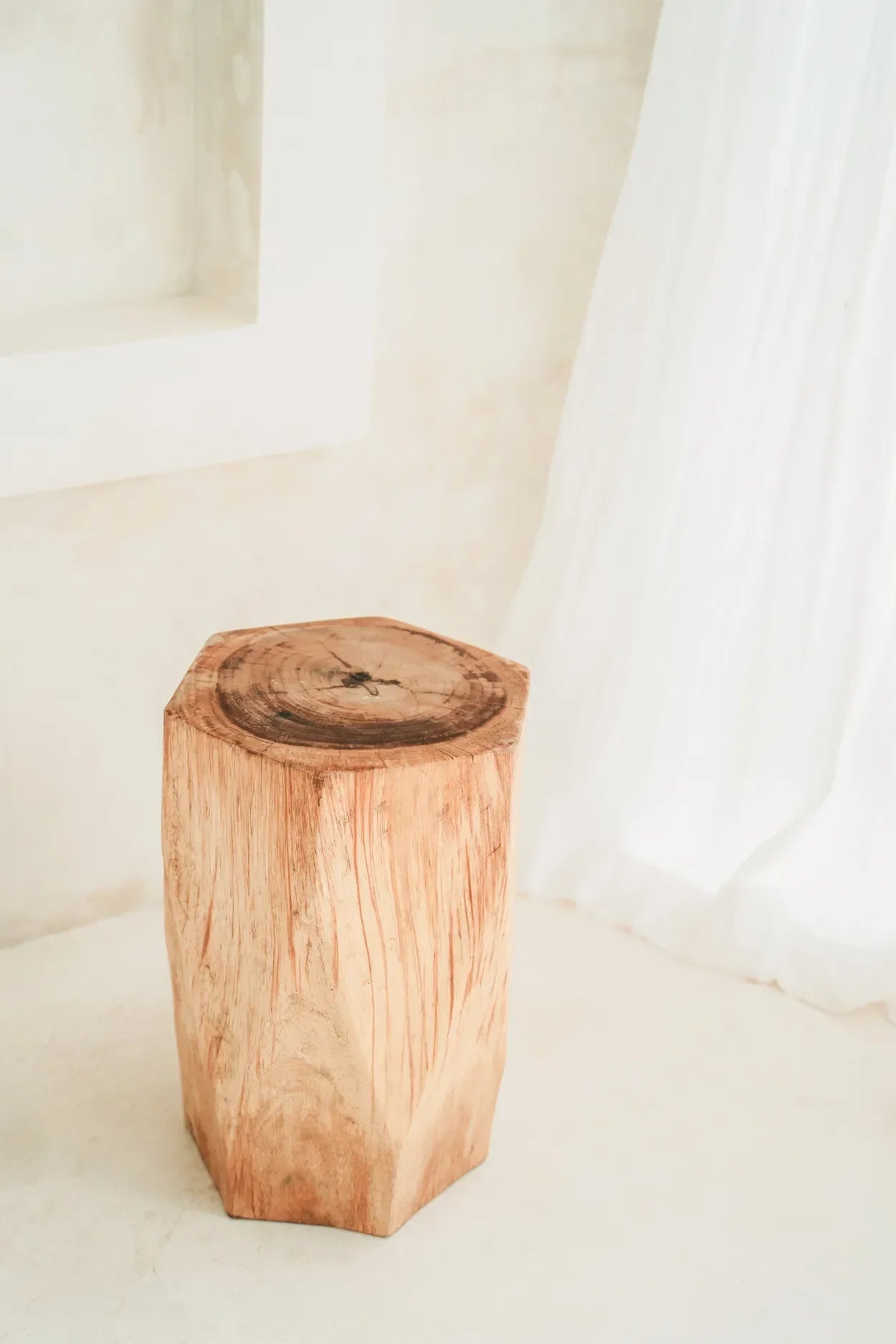 Tabouret en bois de Suar naturel hexagonal et géométrique 46 cm