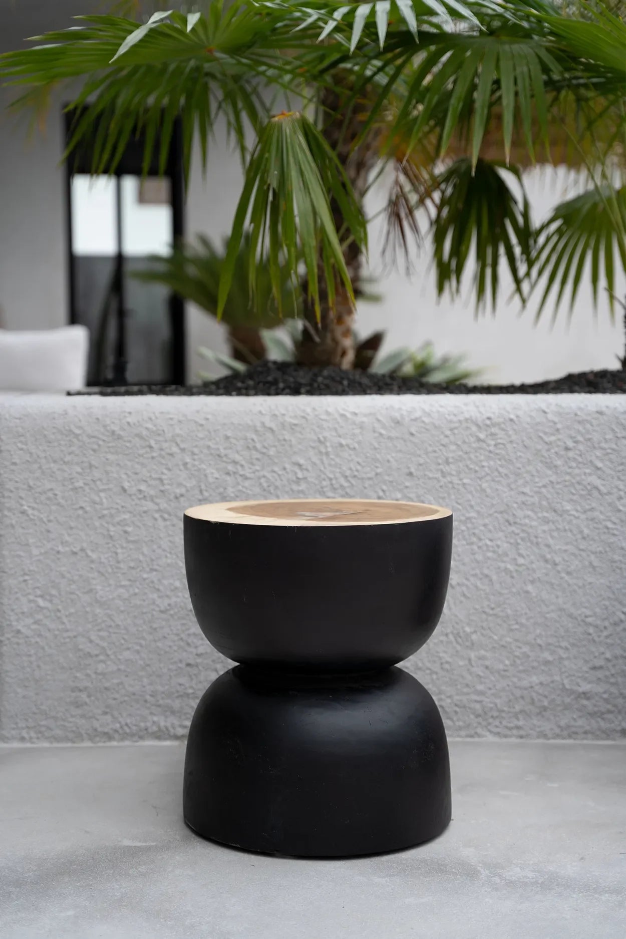 Tabouret en bois de suar noir 45 cm courbé artisanal